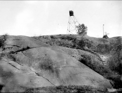 Lotsutkiken i Öregrund 1923 fundament återanvänt till Tolvöregrund fyr.jpg